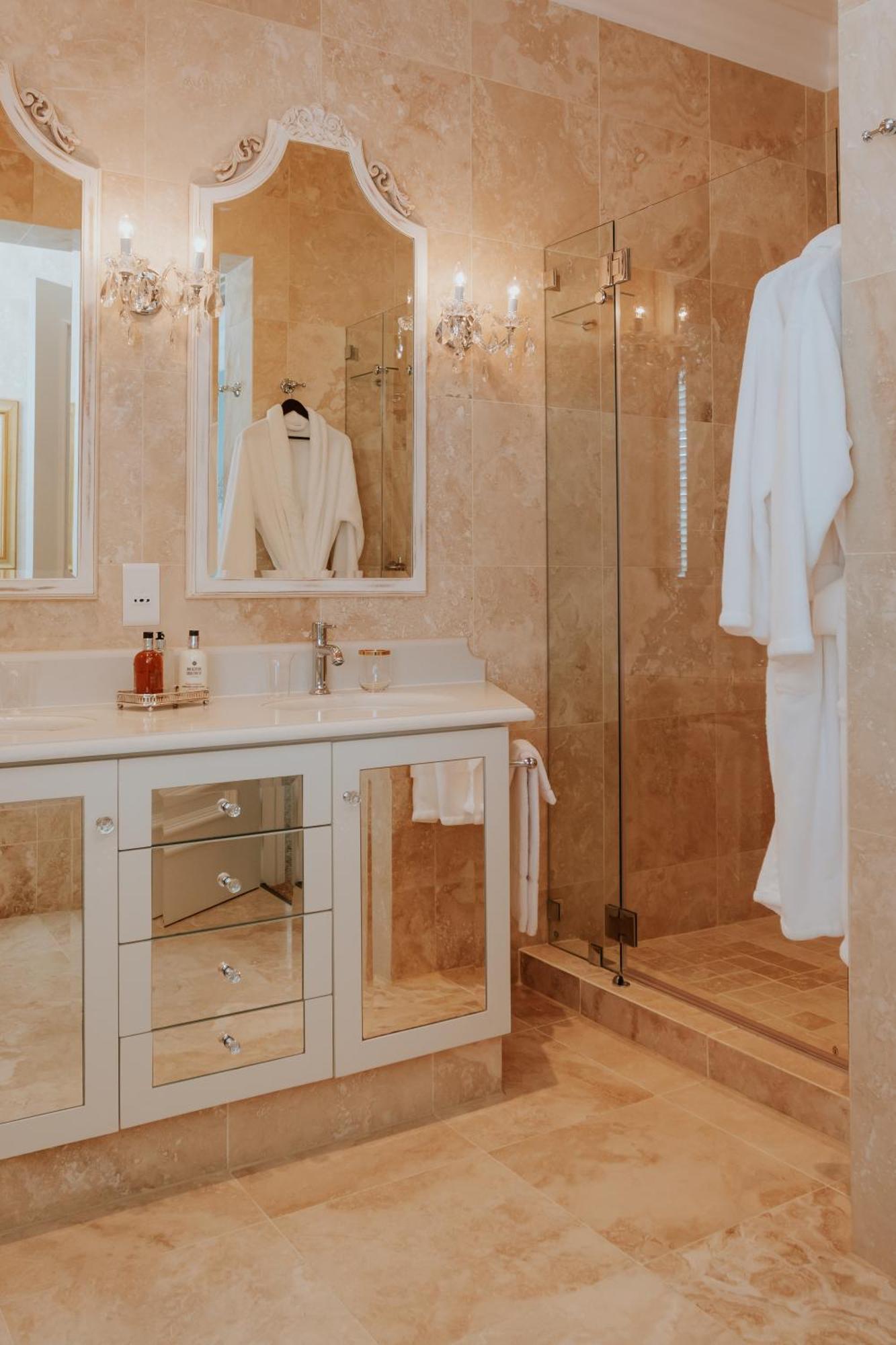 The Light House Boutique Suites Парл Номер фото